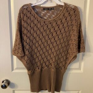 Mexx bohemian style knit top in the color taupe. Size Large.